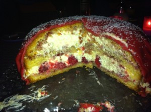 Marcel's 1. August Torte mit Himbeeren Aufgeschnitten 2012